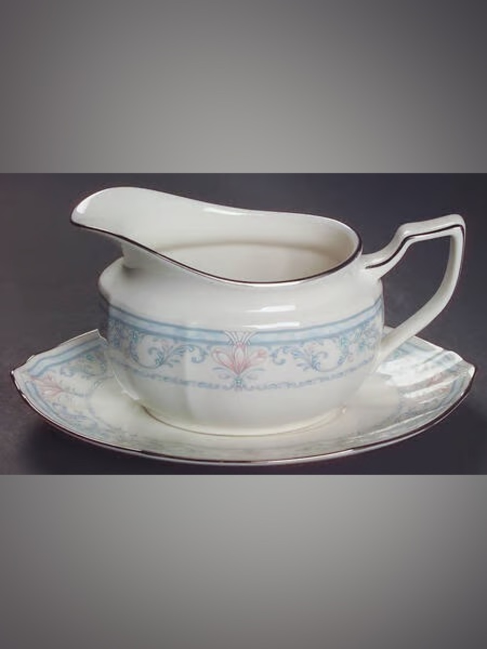 Noritake Porcelain Gravy Boat With Plate Crown Flower
by NORITAKE Excellent